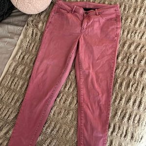 Pink stretch jeans with frayed bottoms
